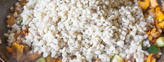 перловка с лисичками и овощами. Шаг 12