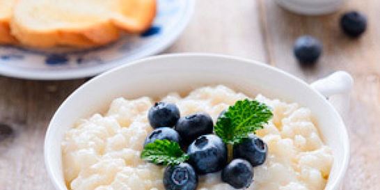 Молочная рисовая каша с черникой