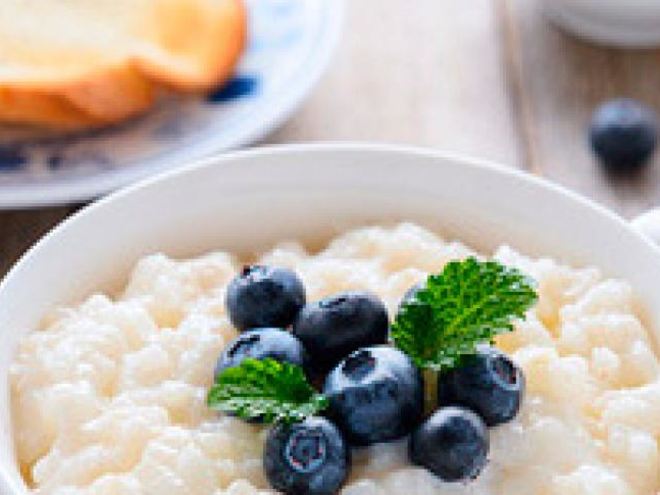 Рецепт молочной рисовой каши с черникой