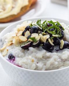 Рисовая каша с голубикой