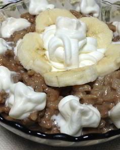 Рисовая каша с какао и взбитыми сливками