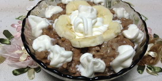 Рисовая каша с какао и взбитыми сливками