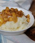 Рисовая каша с яблоками и корицей