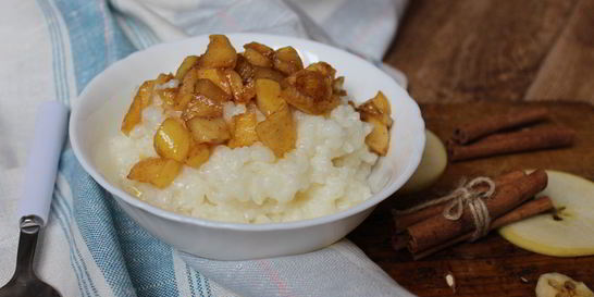 Рисовая каша с яблоками и корицей