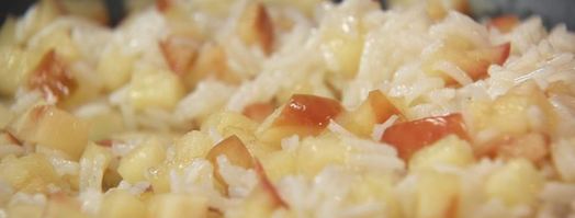 рисовая каша с жареным яблоком и кремом из манго. Шаг 5