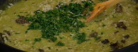 рисовая каша со сморчками и зеленым горошком. Шаг 15