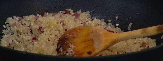 рисовая каша со сморчками и зеленым горошком. Шаг 7