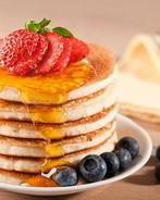 Быстрые блинчики с ягодами и кленовым сиропом