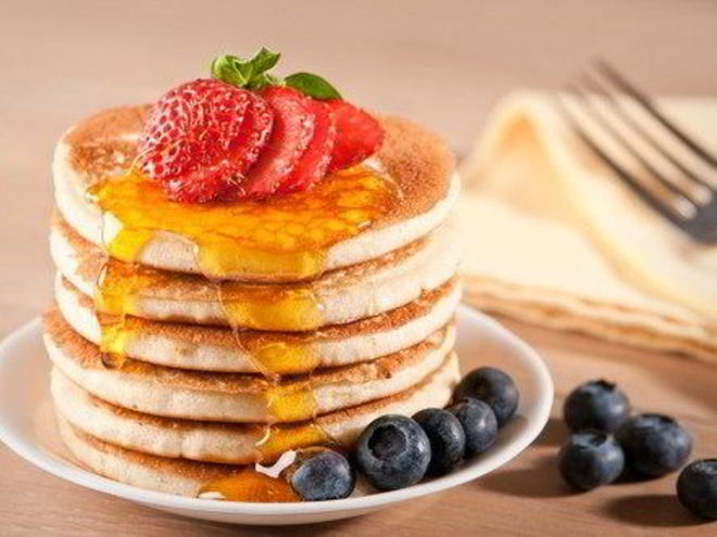 Рецепт быстрых блинчиков с ягодами и кленовым сиропом