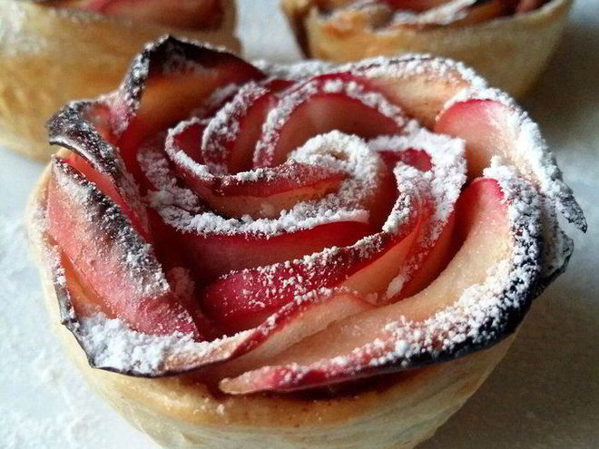 Рецепт чайных розочек в слоеном тесте