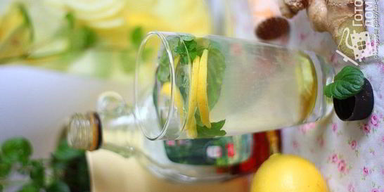 Горячий лимонный чай с имбирем и мятой Франкфурт