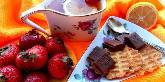 Имбирный чай с клубникой