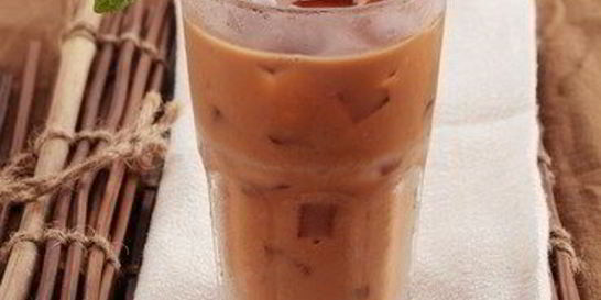 Холодный чай с молоком и мятой