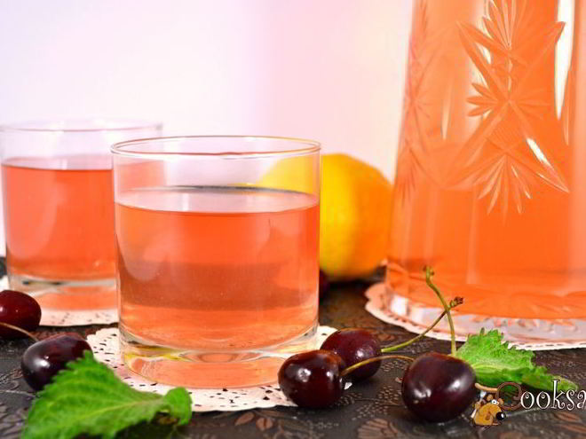Рецепт холодного зеленого чая с черешней, красной смородиной, корицей и мятой