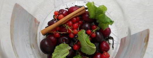 холодный зеленый чай с черешней, красной смородиной, корицей и мятой. Шаг 4