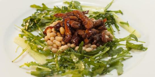 Курица в чайно-соевом соусе с белой фасолью