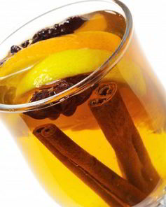 Рождественский глинтвейн с белым вином и апельсинами