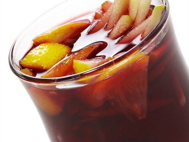 Рецепт яблочного глинтвейна с куантро, анисом, клюквой и корицей