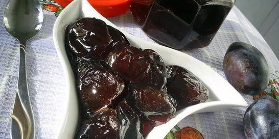 Карамелизированные сливы в густом сиропе