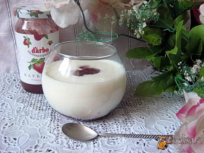 Рецепт молочного киселя с клубничным конфитюром