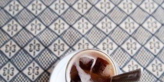 Холодный турецкий кофе с молоком и кардамоном