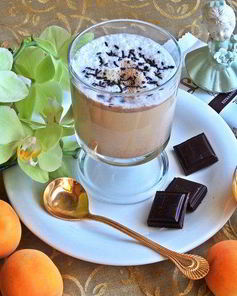 Кофе с молоком и яичным ликером