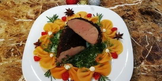 Свиная вырезка в кофейной панировке с пастой