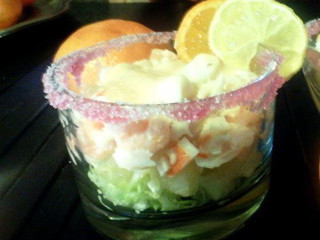 Рецепт коктейля из морепродуктов с розовым соусом