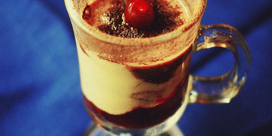 Эггног с бренди и свежей вишней