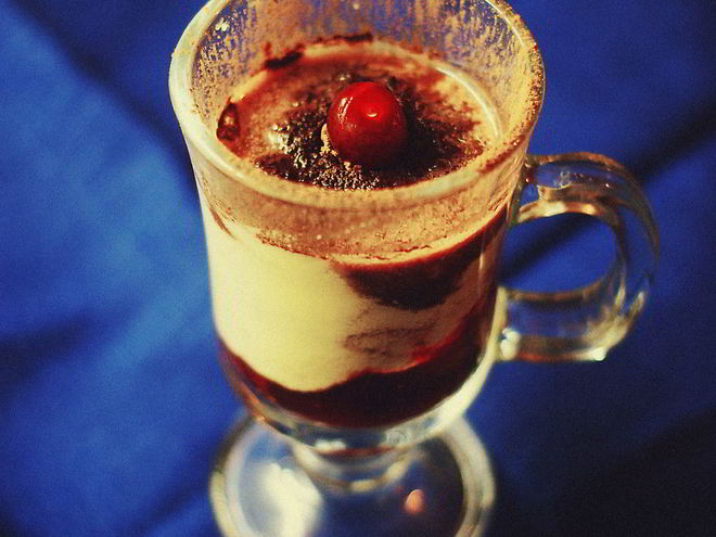 Рецепт эггнога с бренди и свежея вишнея