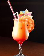 Коктейль из шампанского и красных апельсинов