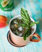 Коктейль Московский мул с персиком и базиликом