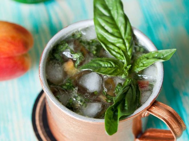 Рецепт коктейля московского мул с персиком и базиликом