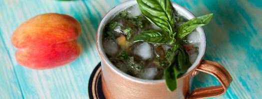 коктейль московский мул с персиком и базиликом. Шаг 4