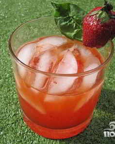 Коктейль с клубникой и базиликом