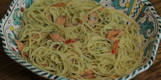 Спагетти с копченой форелью и джином