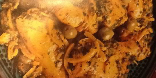 Таджин с курицей, лимонами и зелеными оливками