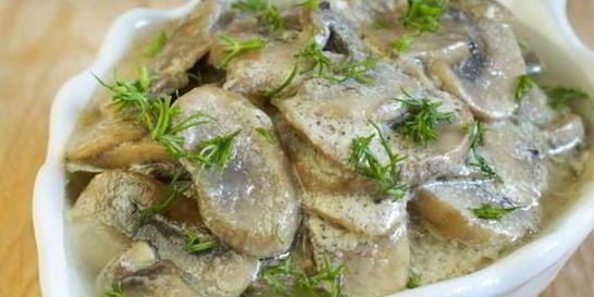 Грибы с вином и сметаной