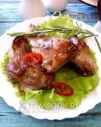 Кролик с вином и пряными травами в духовке