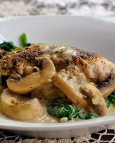 Линь, тушеный с вином и шампиньонами