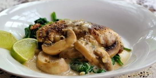 Линь, тушеный с вином и шампиньонами