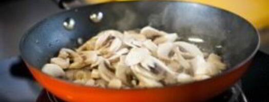 линь, тушеный с вином и шампиньонами. Шаг 6