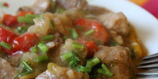 Свинина, тушеная с вином и перцем