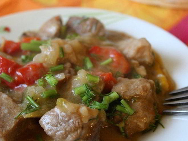 Рецепт свинины, тушеной с вином и перцем