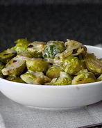 Тушеная брюссельская капуста с вином и луком