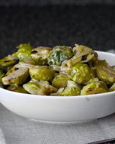 Тушеная брюссельская капуста с вином и луком