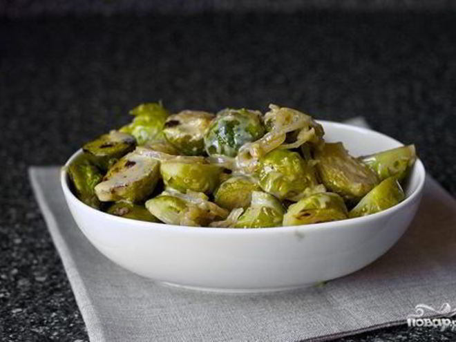 Рецепт тушеной брюссельской капусты с вином и луком