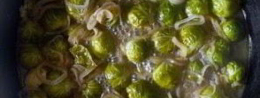 тушеная брюссельская капуста с вином и луком. Шаг 5