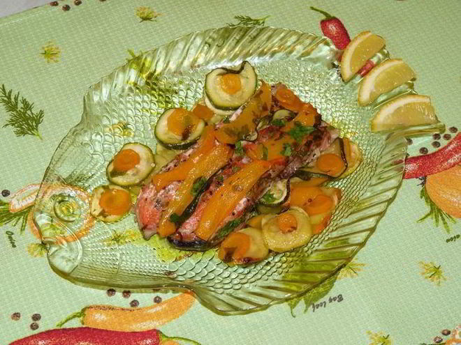 Рецепт запеченной в кармашках форель с вином и овощами
