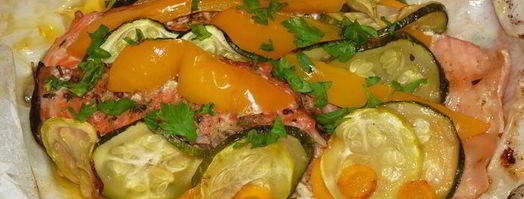 запеченная в кармашках форель с вином и овощами. Шаг 11